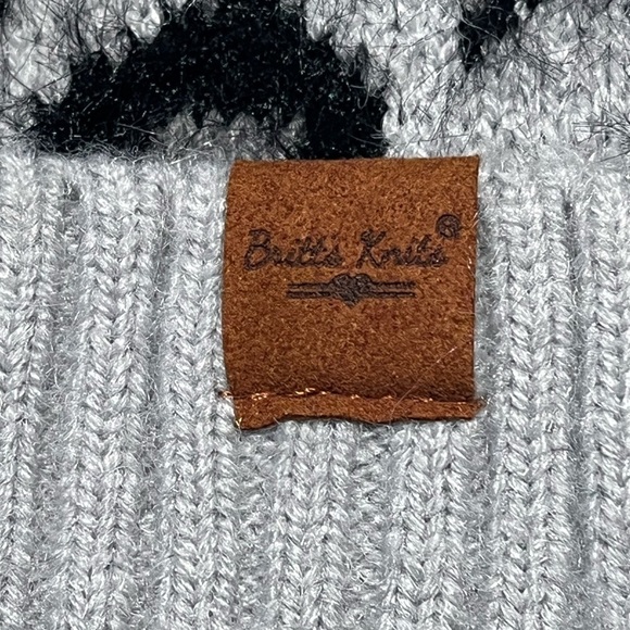 NEW Britts Knits Gray Snow Leopard Women's Pom Hat Beanie - Picture 4 of 9